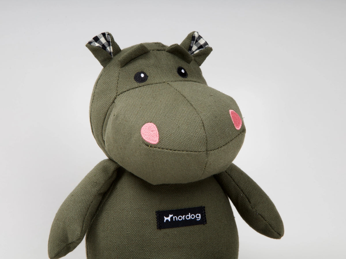 Nordog Henny The Hippo Hundebamse – Olive | Blød hundebamse til leg og hygge