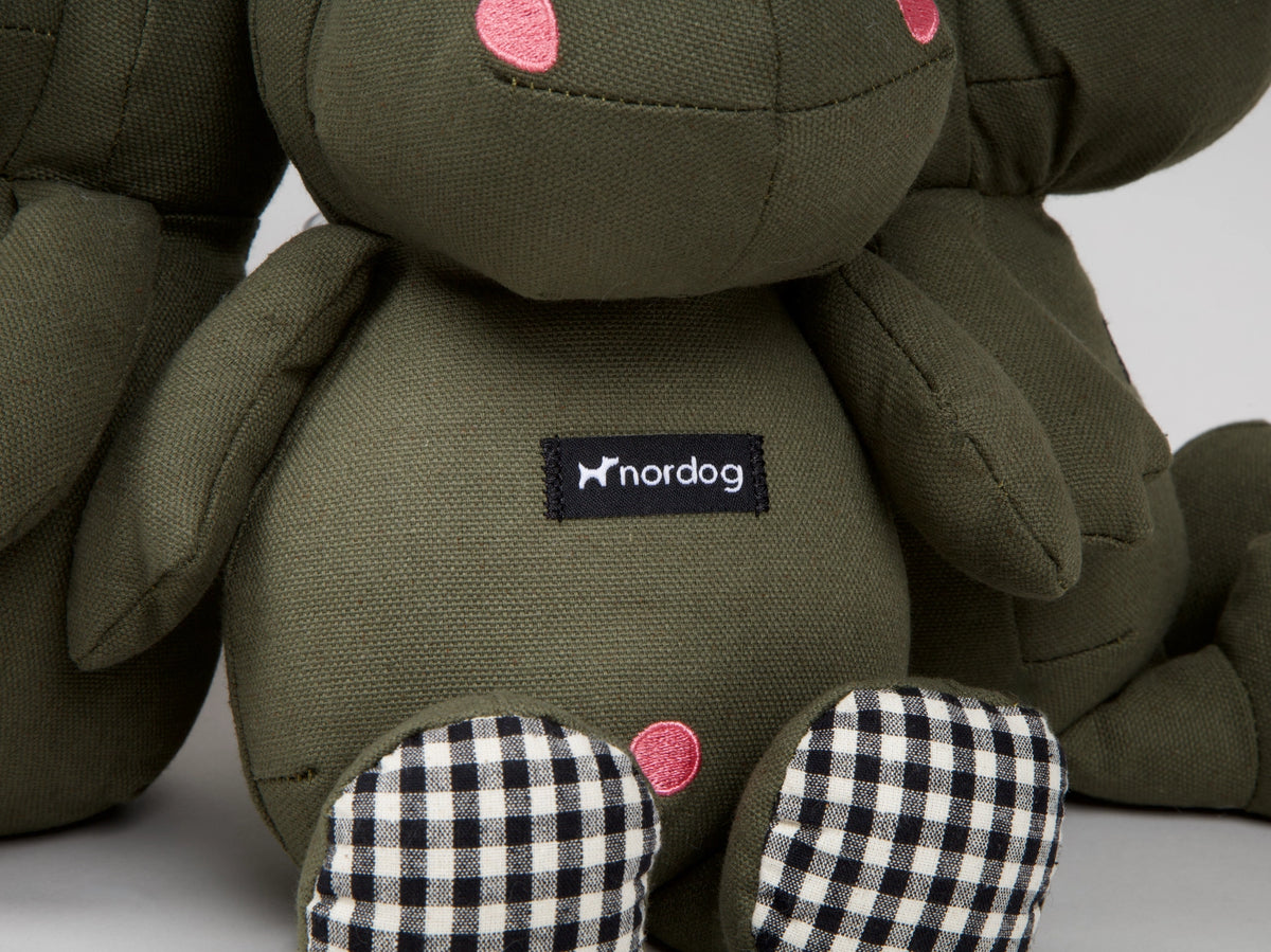 Nordog Henny The Hippo Hundebamse – Olive | Blød hundebamse til leg og hygge