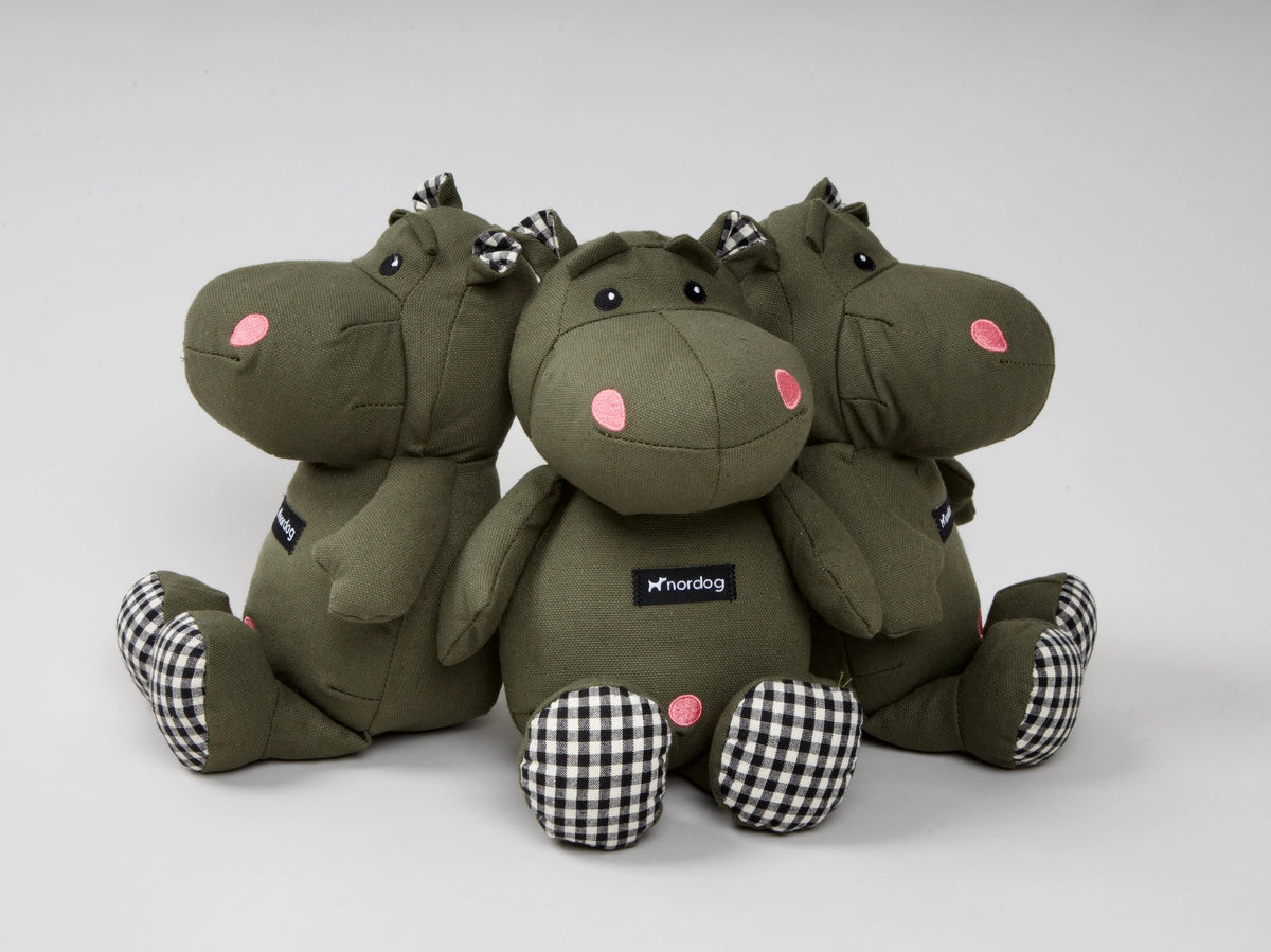 Nordog Henny The Hippo Hundebamse – Olive | Blød hundebamse til leg og hygge